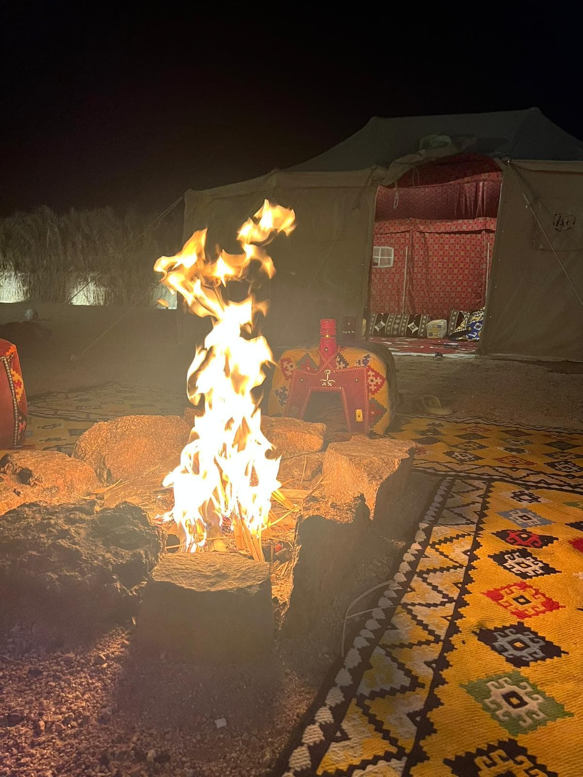 Feu de camp bédouin dans le désert de Médine - soirée traditionnelle